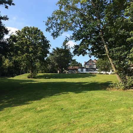 The Manor Elstree Hotell Exteriör bild