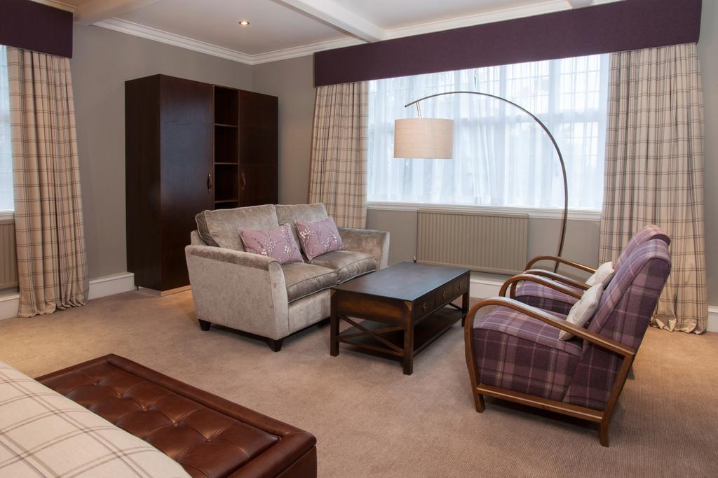 The Manor Elstree Hotell Exteriör bild